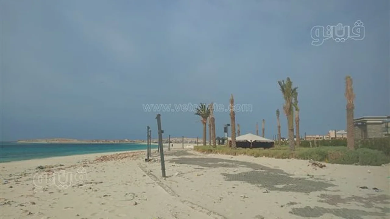 عاصفة ترابية ورياح شديدة تضرب مدينة مرسى مطروح وسط أجواء متقلبة